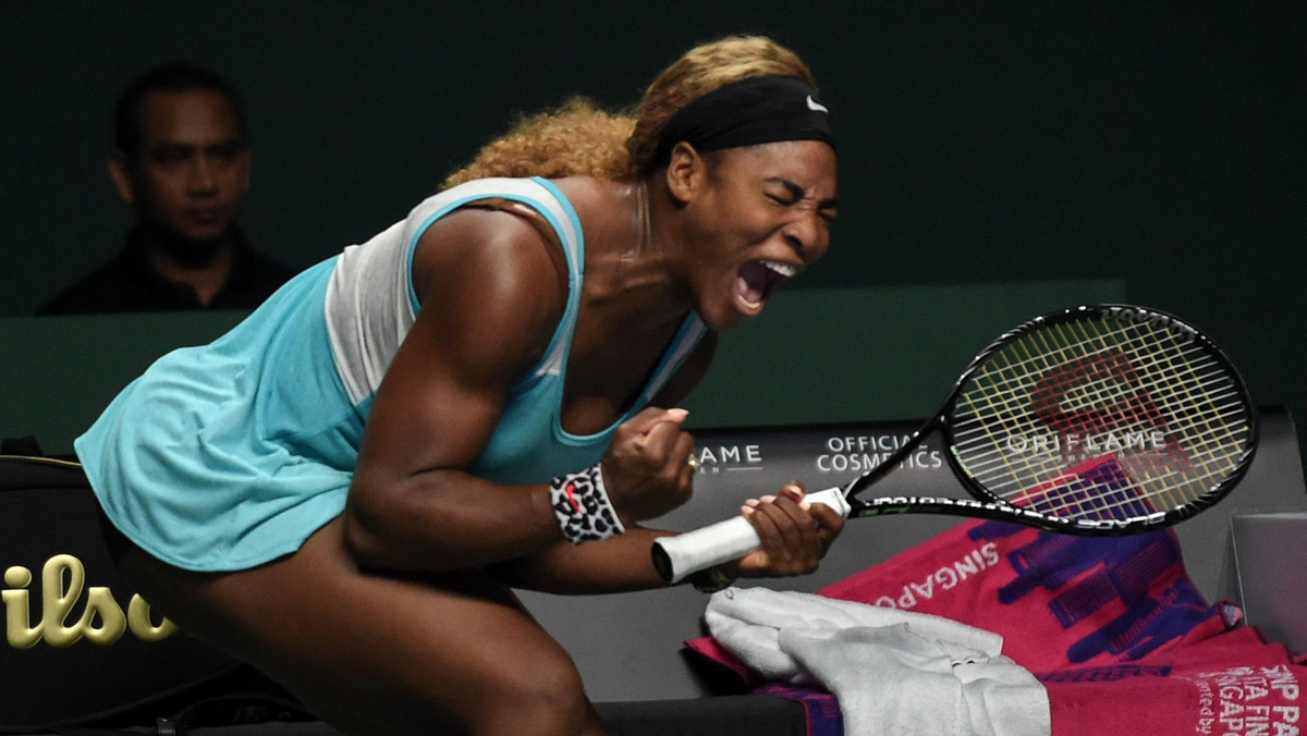 Serena Williams od wygranej rozpoczęła WTA Finals, a więc nieoficjalne mistrzostw świata. Tym samym obrończyni tytułu przedłużyła do 16 niesamowitą serię zwycięstw w imprezie podsumowującej sezon. Amerykanka w Grupie Czerwonej pokonała Anę Ivanović z Serbii 6:4, 6:4. Liderka rankingu zanotowała aż 12 asów.