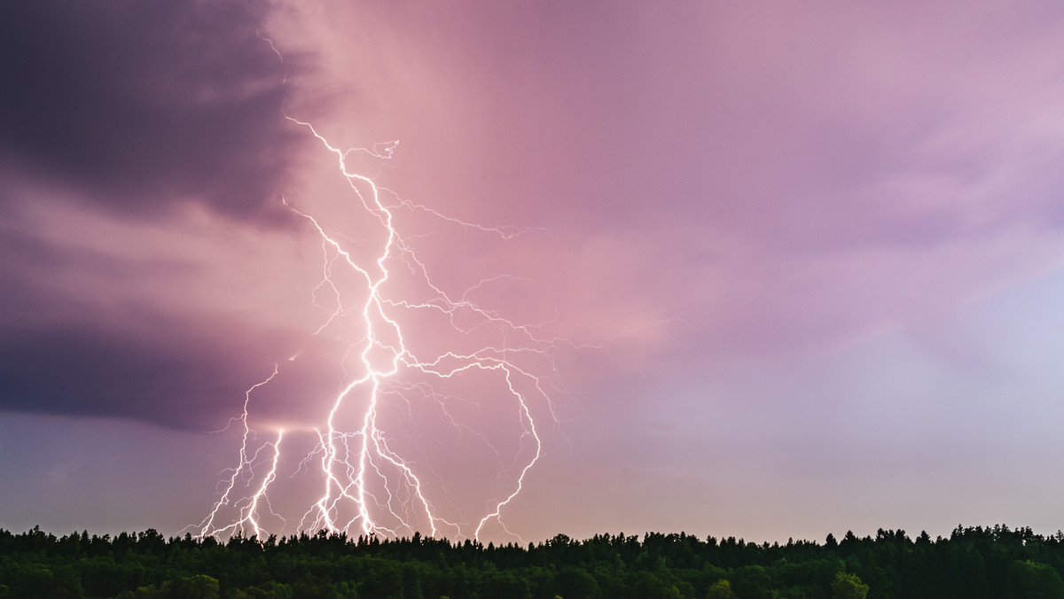W poniedziałek nad większą częścią Polski przejdą burze. Możliwe są także opady gradu. Instytut Meteorologii i Gospodarki Wodnej wydał ostrzeżenia pierwszego i drugiego stopnia nad obszarami, gdzie pojawi się burza.