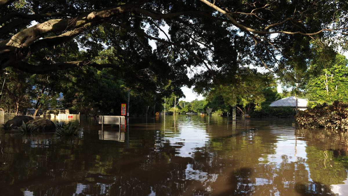 Nietypowe i niejednokrotnie tragiczne w skutkach zjawiska pogodowe, jakie odnotowujemy w różnych miejscach naszej planety - od powodzi w Brazylii i Australii po spore opady śniegu w Stanach Zjednoczonych - mają dwa prawdopodobne wyjaśnienia - czytamy w serwisie CNN.