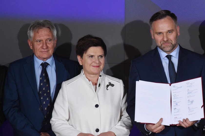 Była premier Beata Szydło, były minister skarbu państwa Dawid Jackiewicz i prezes zarządu PGNiG S.A. Piotr Woźniak 