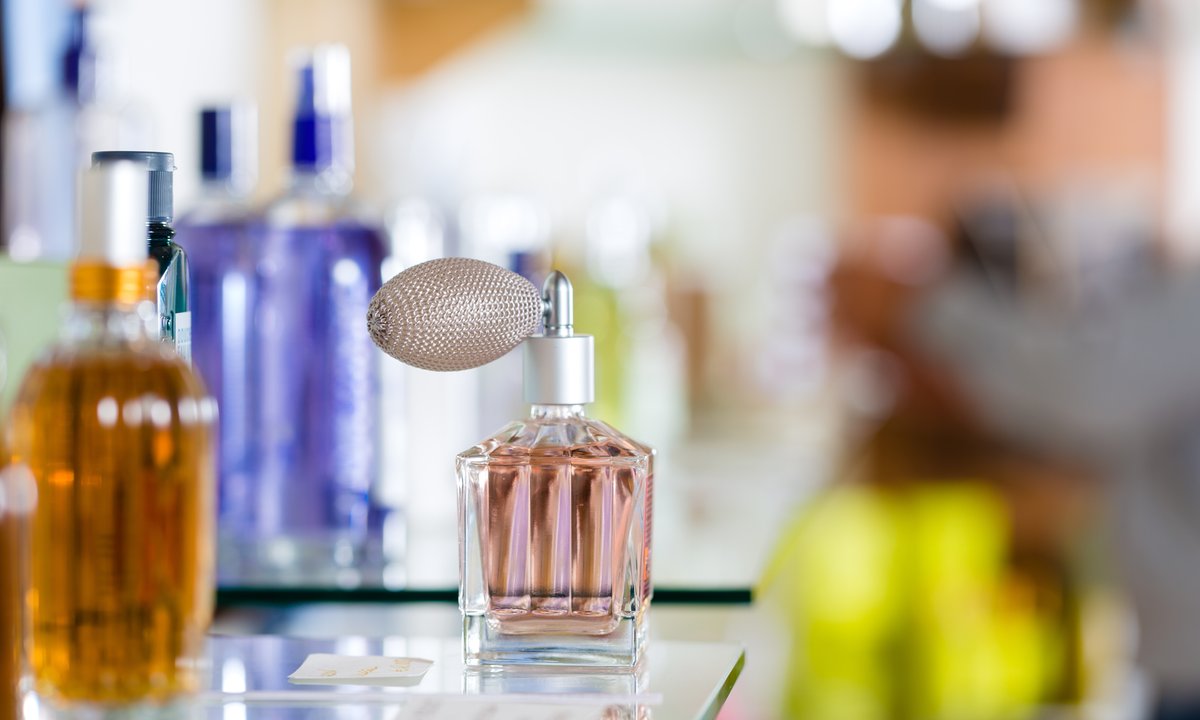 Gdzie przechowywać perfumy, by dłużej zachowały zapach? Eksperci ostrzegają przed łazienką