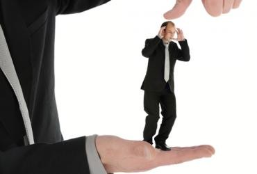 17,43 proc. pracowników stwierdziło, że odchodzą z pracy, gdy czują się niedoceniani. Niewiele rzeczy tak negatywnie wpływa na morale pracowników, jak brak uznania. Dobra praca zawsze powinna być zauważona i doceniona. Sposobów na podziękowanie jest wiele – czasem wystarczy osobista pochwała z ust szefa, ale wszelkie dodatkowe premie są mile widziane.