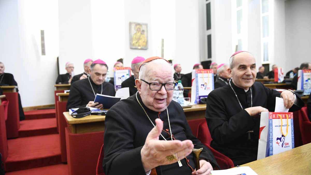 Kardynał Henryk Gulbinowicz (C) i bp Henryk Ciereszko (P) podczas obrad w ramach 378. Zebrania Plenarnego Konferencji Episkopatu Polski,