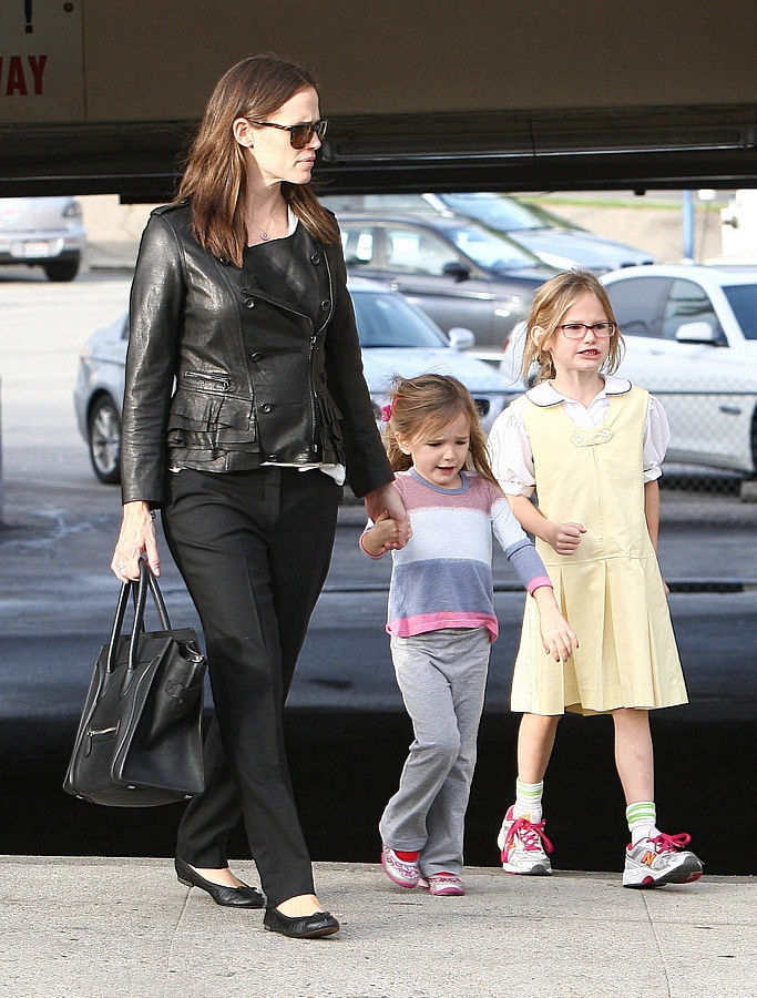 Jennifer Garner z córkami w LA /fot. Agencja BE&amp;W