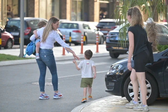 PRVA FOTOGRAFIJA IZ PORODIČNOG DOMA NAKON DRAME: Od Kristijana Golubovića ni traga niti glasa, Kristina Spalević razvukla osmeh!