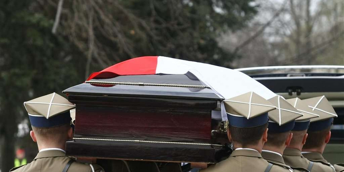 Decyzja pogrzebu Kaczyńskich na Wawelu. Powązki nie, bo tam Bierut