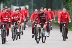 Euro 2024. Polscy piłkarze na trening dotarli rowerami. Lewandowski ćwiczył z zespołem