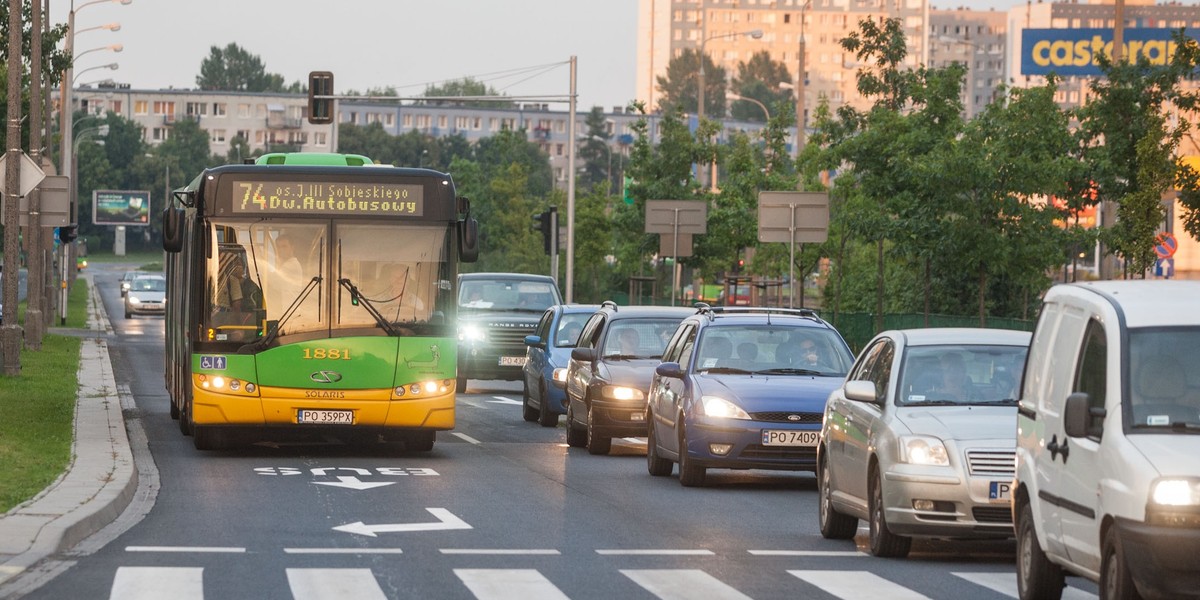 Bus pas w Alei Solidarności w Poznaniu.