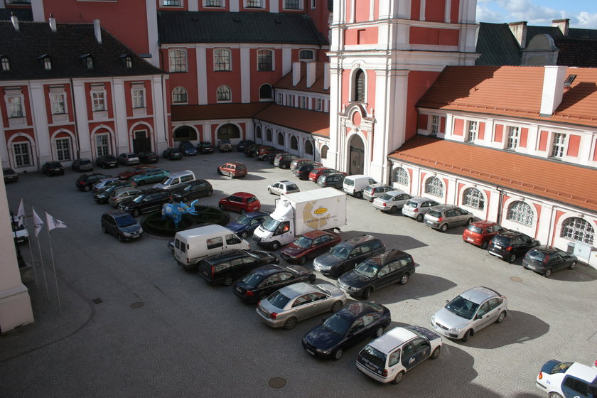 Dziedziniec przed poznańskim urzędem miasta zmienił się w park