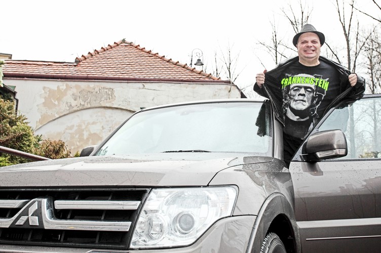 Krzysztof Skiba z zespołu 'Big Cyc' i jego nowe mitsubishi pajero