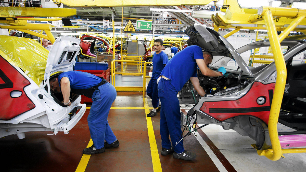 Firma Johnson Controls, wytwarzająca w Bieruniu elementy foteli samochodowych, zamierza zwolnić 120 osób. To efekt zapowiadanej redukcji w tyskiej fabryce Fiata, która w początkach przyszłego roku chce zwolnić 1,5 tys. pracowników.