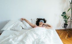 Kiepsko śpisz z powodu upałów? Są sposoby! Ekspert radzi...