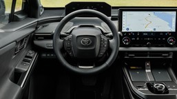 nowa toyota trzęsie rynkiem: jest ładna, szybka i wygodna. cena hitem