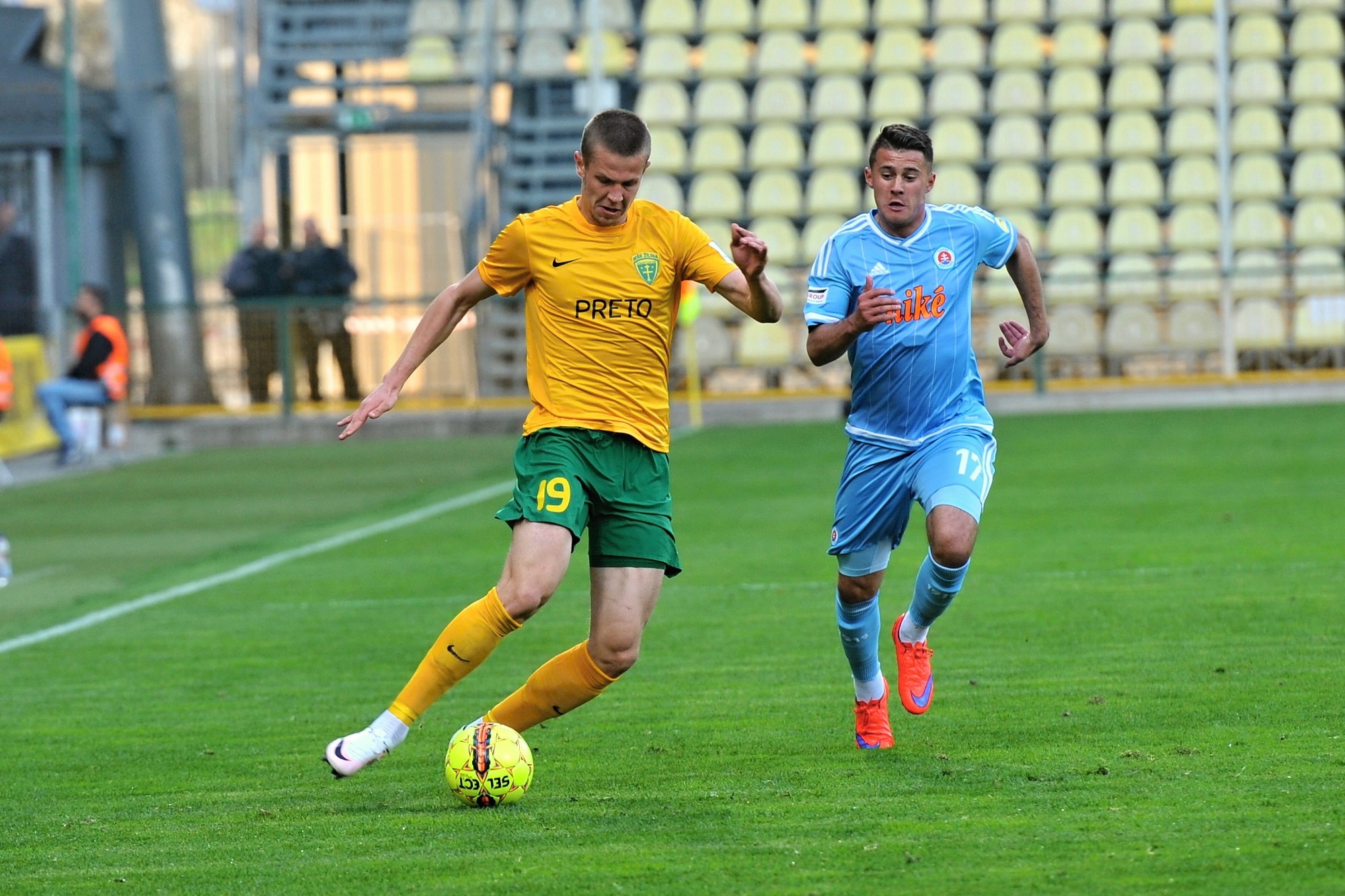 Na snímke vľavo Denis Vavro (Žilina) a Nermin Crnkič (Bratislava) v zápase semifinálovej odvety Slovnaft Cupu Slovenského pohára MŠK Žilina - ŠK Slovan Bratislava v Žiline dňa 12. apríla 2016.