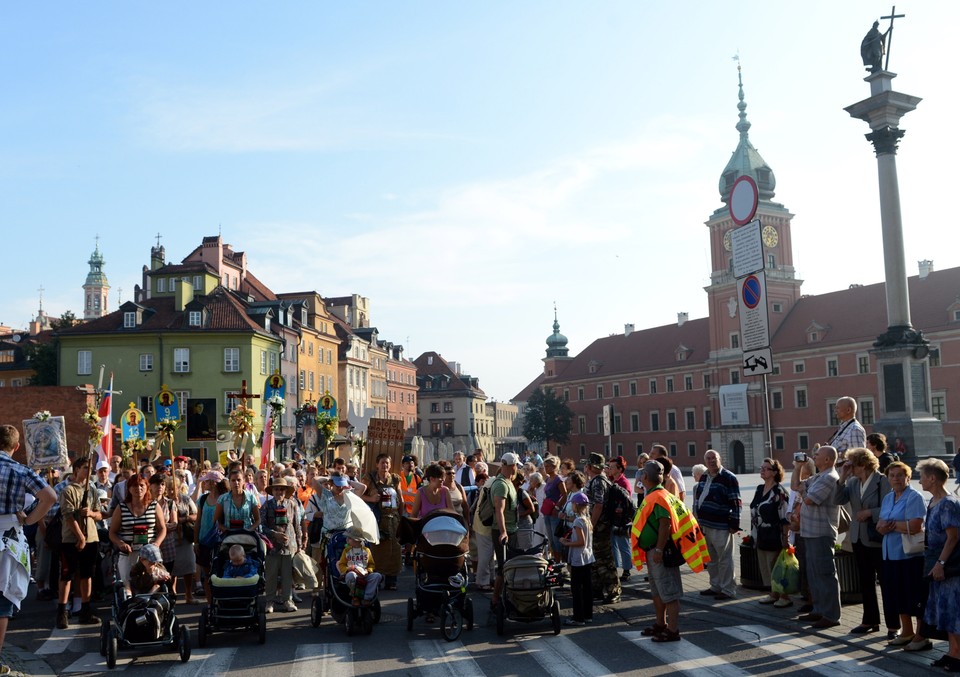 Pielgrzymi z Warszawy w drodze na Jasną Górę