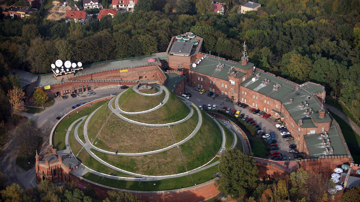 Krakowski Kopiec Kościuszki nasiąka wodą. Narodowy Fundusz Ochrony Środowiska i Gospodarki Wodnej deklaruje, że przekaże pieniądze na badania geologiczne niezbędne, by rozpocząć ratowanie zabytku.