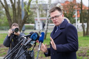 Hołownia alarmuje. PKN Orlen działał jak 'prywatne ABW' w sprawie Sienkiewicza