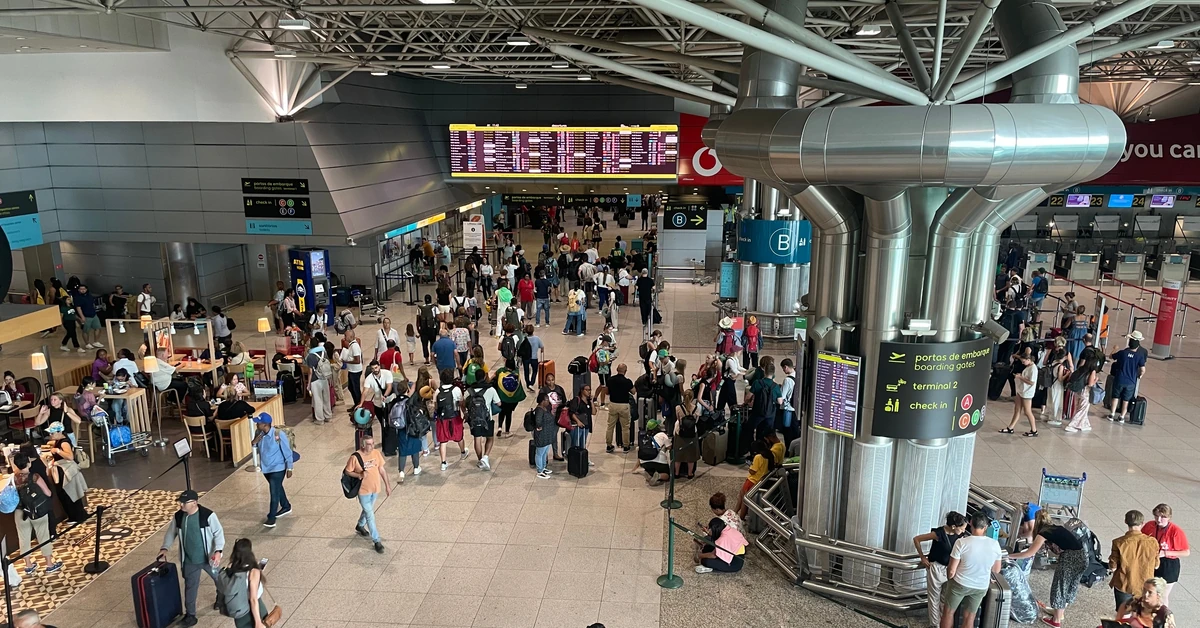 Pożar na międzynarodowym lotnisku. Ewakuacja w hali odlotów