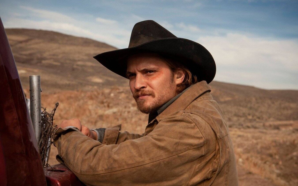 Luke Grimes jako Kayce Dutton w serialu "Marshals: historia z Yellowstone"