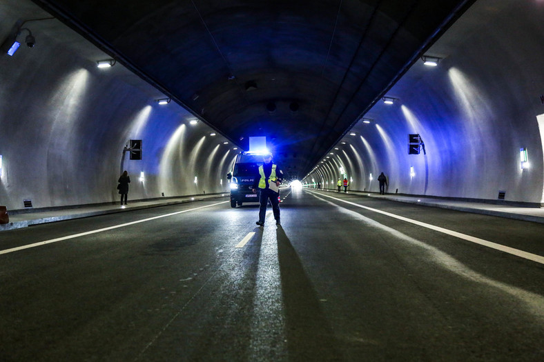 Ćwiczenia w tunelu drogi S7 na Zakopiance