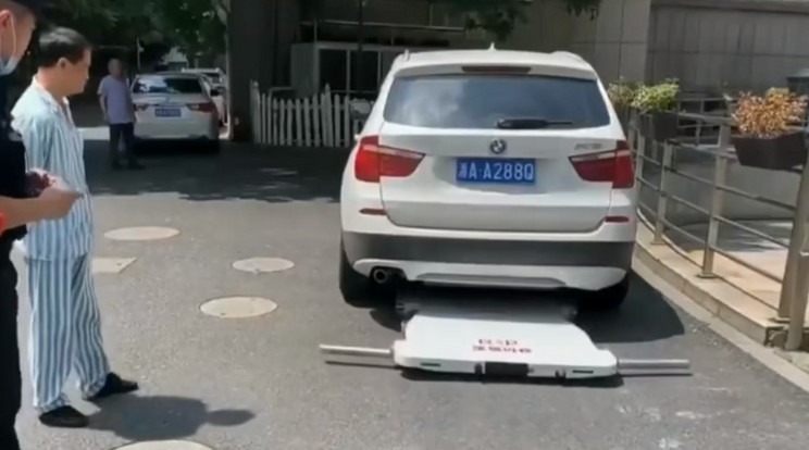 Íme a robot, amivel elszállítják a rossz helyen parkoló autót / Kép: Massimo