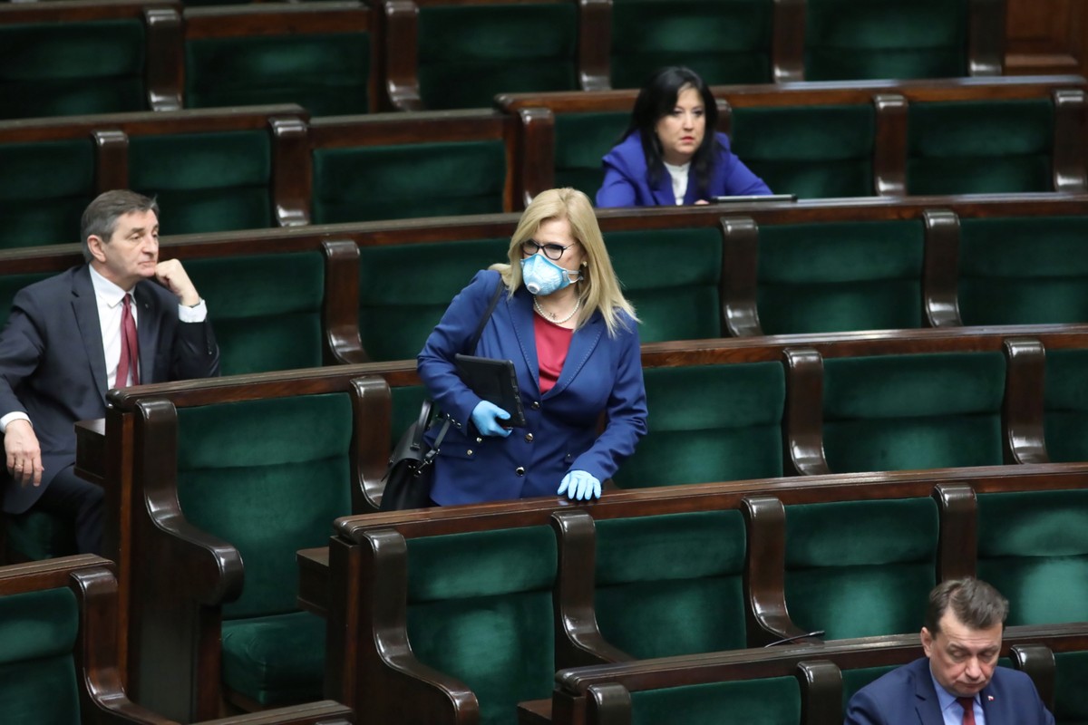 Nie wiemy, jak będzie wyglądać proces odmrażania życia społecznego i gospodarczego, zdejmowanie ograniczeń z kolejnych obszarów funkcjonowania społeczeństwa. Na razie wciąż mamy etap jego zamrażania, niestety bez wskazania wyraźnej perspektywy; nie tyle konkretnej daty, bo to zapewne jeszcze niemożliwe, ile kolejności, w jakiej będzie postępować to odmrażanie. Czy najpierw otworzymy granice lądowe, czy uruchomimy uczelnie, czy też np. przywrócimy ruch lotniczy? - mówi prof. Antoni Dudek, politolog.