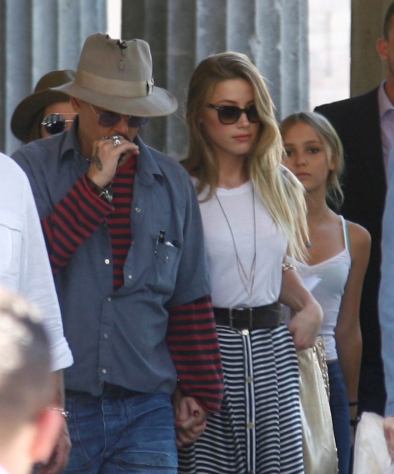 Johnny Depp i Amber Heard, za nimi Lily-Rose Depp