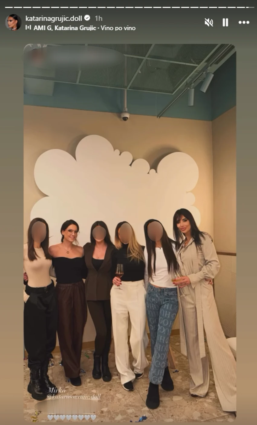 Mirka Vasiljević u korsetu na slavlju