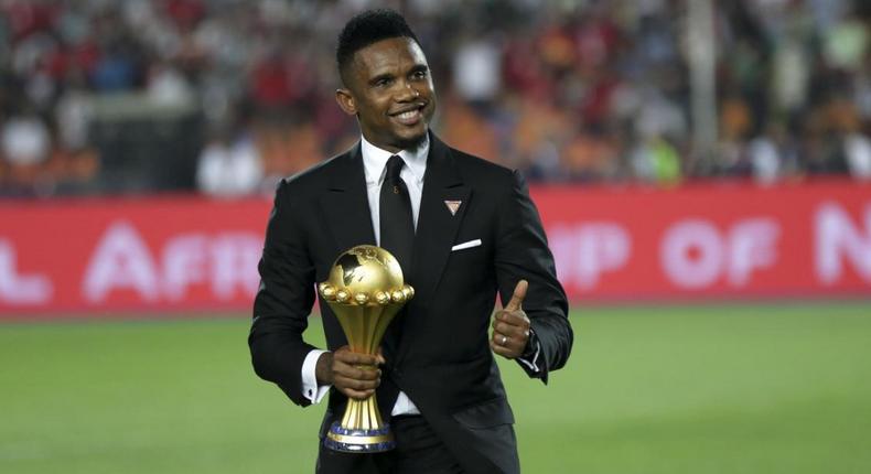 Samuel Eto'o pose avec le trophée lors de la CAN 2021 au Cameroun