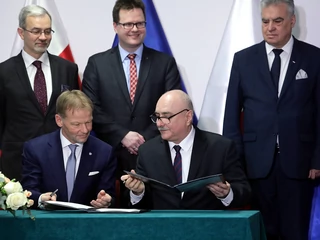 Polska często korzysta z kredytów EBI. Na zdjęciu popisanie umowy EBI z PKP, w którym uczestniczy wiceminister Jerzy Kwieciński (u góry po lewej), który może zostać polskim wiceprezesem banku