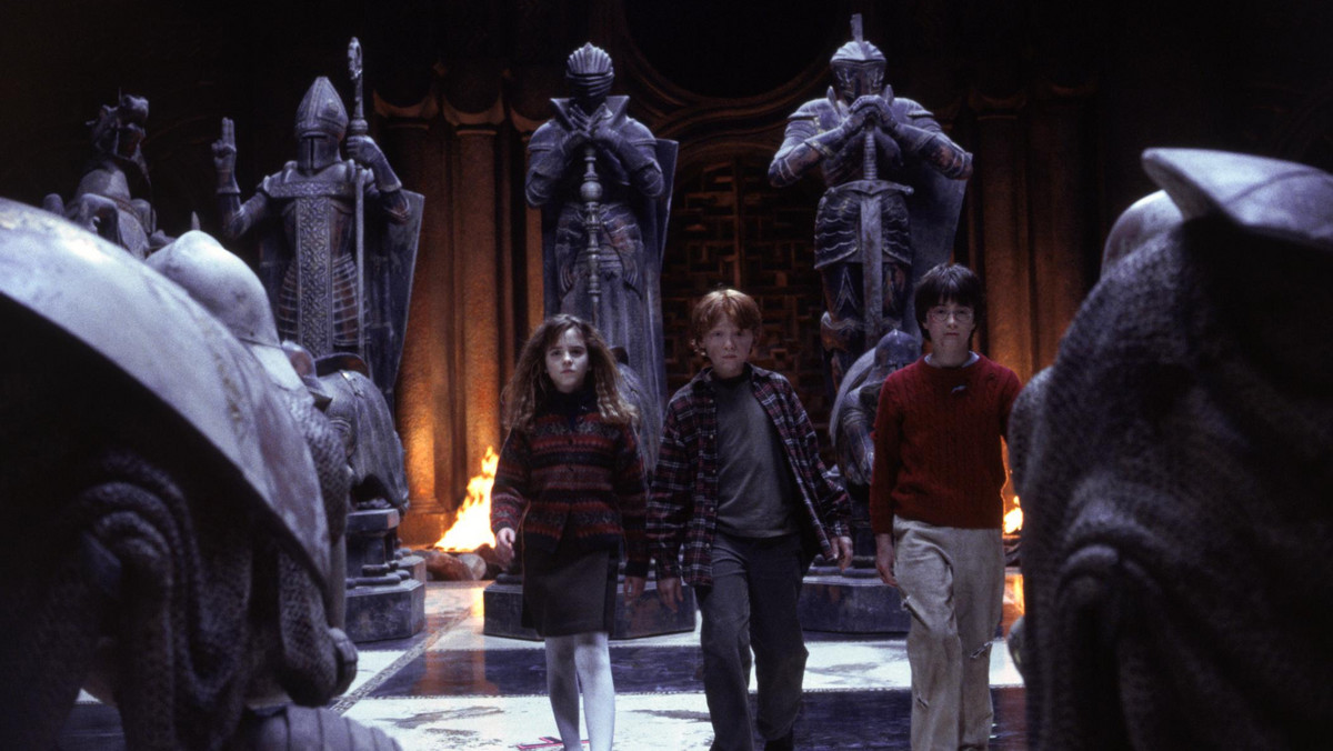 "Harry Potter i kamień filozoficzny" to pierwsza część ekranizacji powieści dla młodzieży, opowiadająca o przygodach tytułowego czarodzieja. Premiera filmu odbyła się w 2001 r.