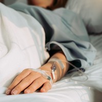 Megkéselt egy beteg éjjel egy ápolónőt a szekszárdi kórházban