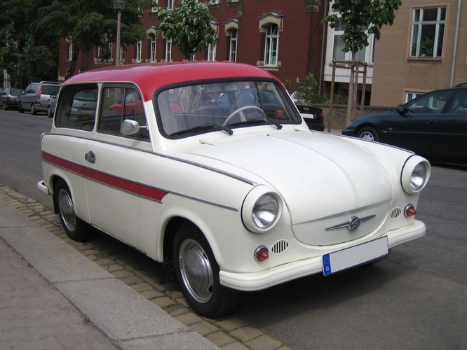 Już w latach 90. trabant stał się samochodem kultowym i w Niemczech oraz w innych krajach powstały liczne kluby miłośników tego auta. 'W Niemczech działa co najmniej kilkadziesiąt klubów. Najbardziej znane zloty fanów odbywają się w Zwickau i Anklam. W przypadku tego pierwszego od paru lat jest tak, że trzeba wcześniej się zgłosić i komisja wybiera samochody, które ich zdaniem są godne pojawić się na tej imprezie. Zloty w Anklam są otwarte i każdy chętny może na nie przyjechać' - wyjaśnił Brzeziński.