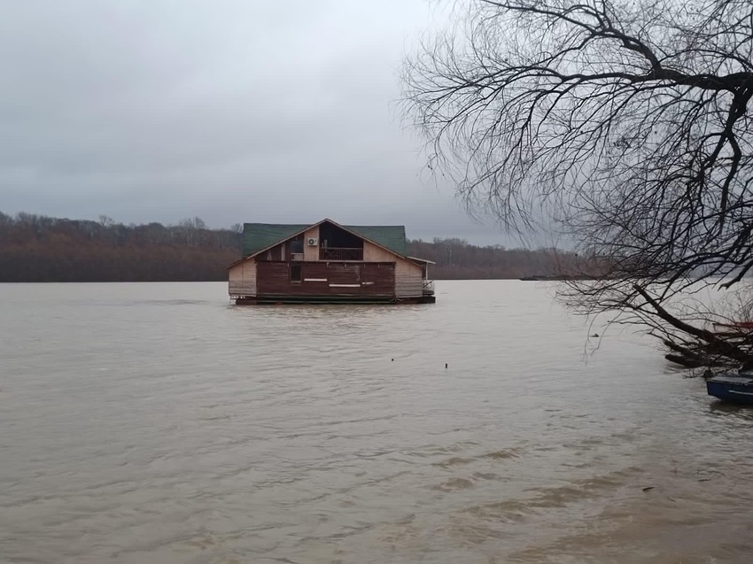 Splav koji se otkačio na Savi