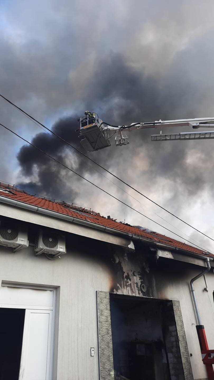 V Červeníku pri Hlohovci zachvátil oheň reštauráciu.