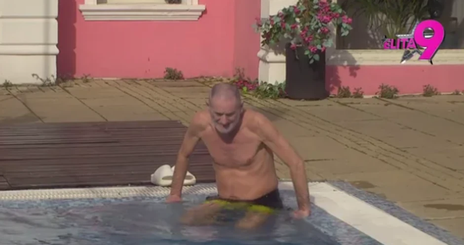 Lepi Mića pliva u bazenu, ne smeta mu hladnoća: "Ledolomac"