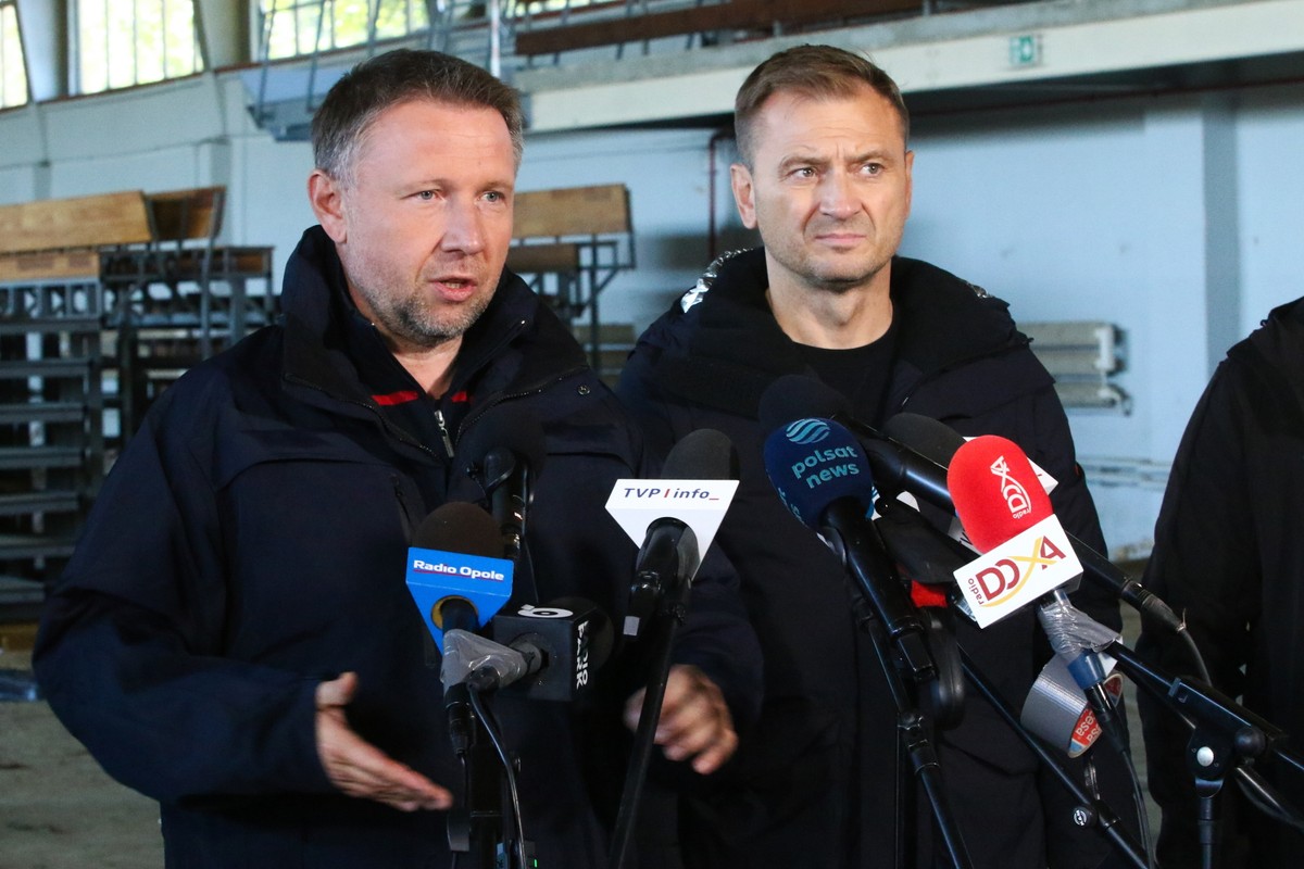 Prudnik, 07.10.2024. Minister - członek Rady Ministrów, pełnomocnik rządu ds. odbudowy po powodzi Marcin Kierwiński (L) oraz minister sportu i turystyki Sławomir Nitras (P) podczas konferencji w Hali OSiR „Obuwnik” w Prudniku, 7 bm. Tematem konferencji były rządowe instrumenty wsparcia w odbudowie infrastruktury sportowej i turystycznej zniszczonej w powodzi. (jm) PAP/Krzysztof Świderski