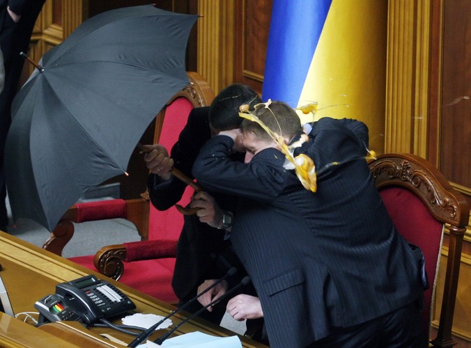 Ochroniarze próbują osłonić przewodniczącego Rady Najwyższej Ukrainy Wołodymira Litwina przed gradem jaj, lecącym w jego kierunku w parlamencie 27 kwietnia 2010