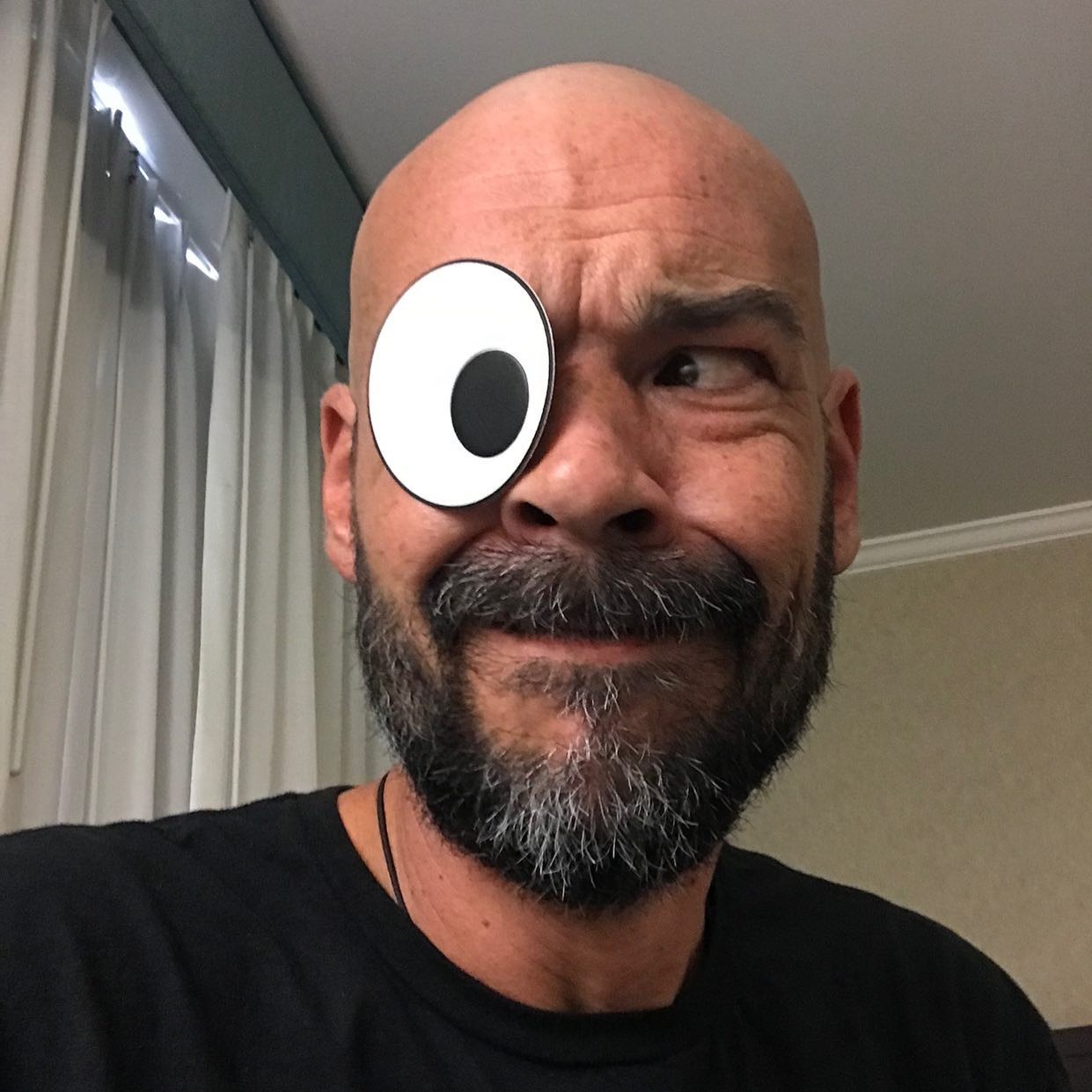 Americký moderátor Aaron Goodwin.