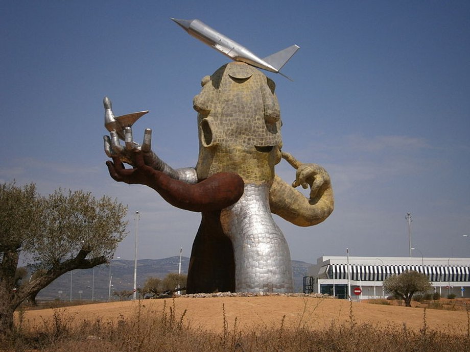 Castellón-Costa Azahar Airport (Hiszpania). Budowany w hiszpańskiej miejscowości Vilanova d'Alcolea port lotniczy miał ożywić ruch turystyczny między Barceloną i Walencją. W projekt wpompowano ponad 150 milionów euro. Przed obiektem stoi 24-metrowy pomnik lokalnego polityka Carlosa Fabra, inicjatora powstania portu. Lotnisko zostało otwarte w 2011 roku, chociaż nie wydano oficjalnego pozwolenia na to. Problemem okazał się zbyt krótki pas startowy. Zarządzono jego przebudowę, a w międzyczasie bankructwo ogłosiła firma zarządzająca portem. Pierwsza linia lotnicza swoje regularne loty na lotnisko Castellón-Costa Azahar zaczęła dopiero w 2015 roku. Jest nią Ryanair, który od 1 listopada 2017 roku będzie stamtąd latać też do Poznania.