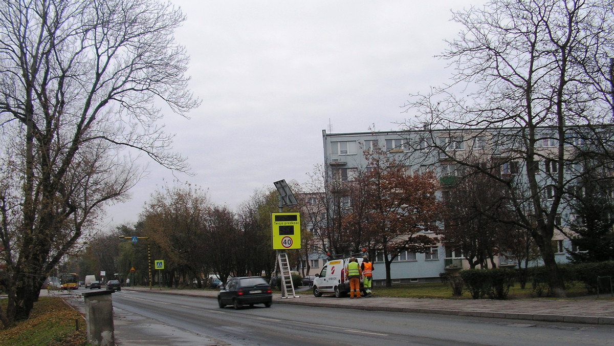 Są już w Wawrze i Ursusie, kolejne staną na Bielanach. Drogowcy montują na stołecznych ulicach znaki typu DFS z radarowym miernikiem prędkości. Mają one chronić pieszych przechodzących przez jezdnię.