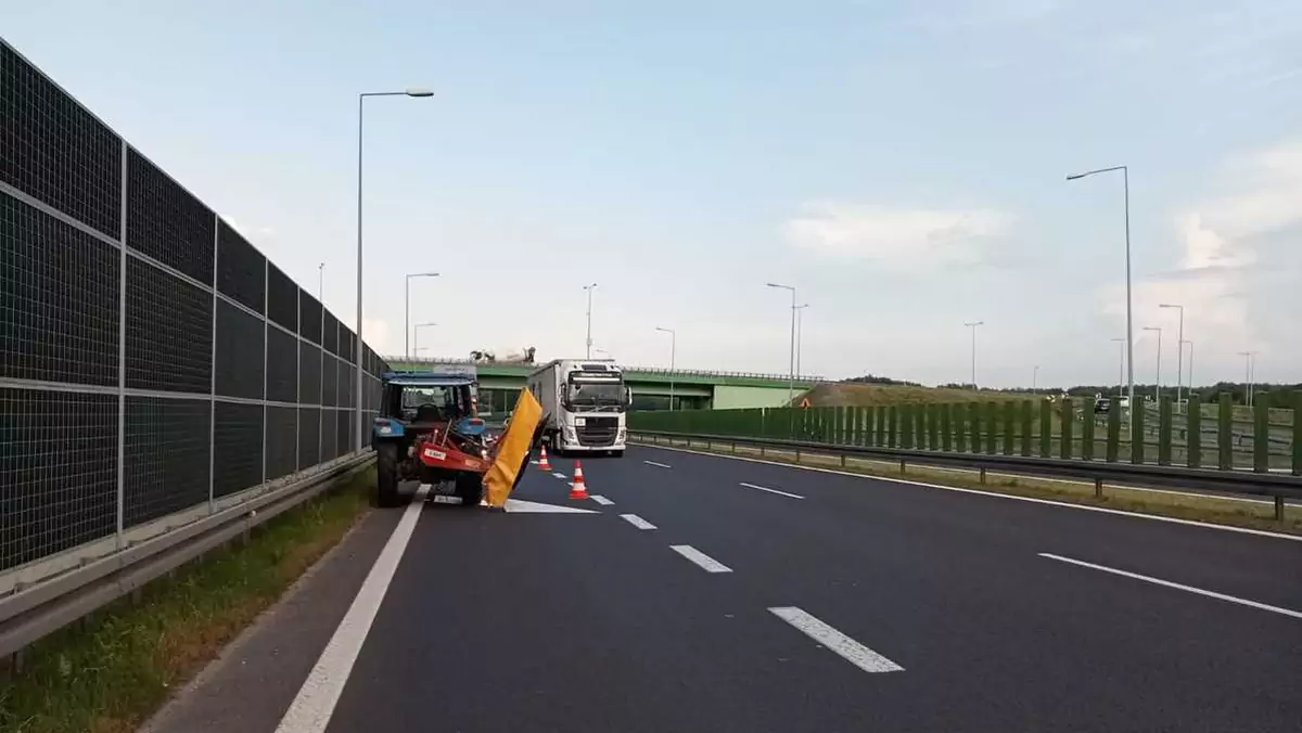 Jechał traktorem pod prąd po autostradzie A4