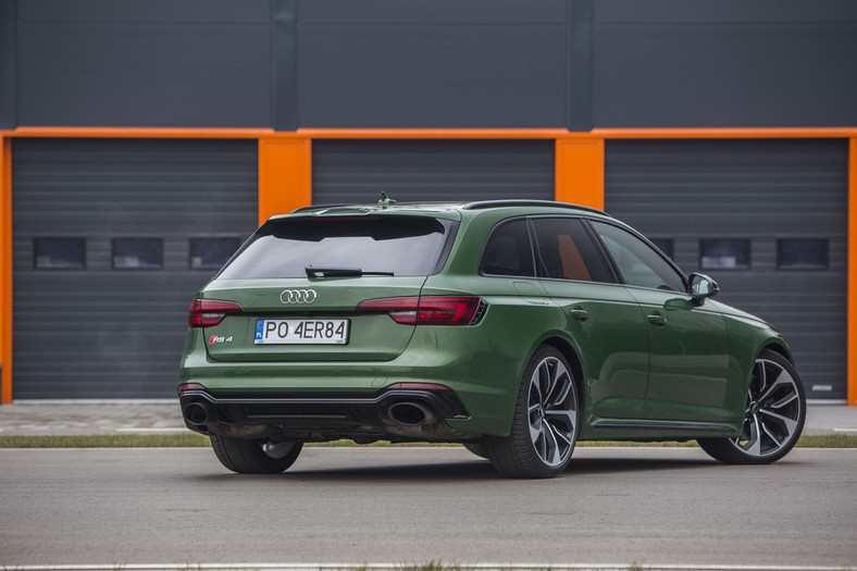 Audi RS4 Avant - kombi z ogniem w ...