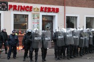 Ełk policjanci przed barem Kebab Prince