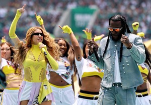 Šakira i Burna Boj nastupaju na stadionu Asteka | Foto: EPA