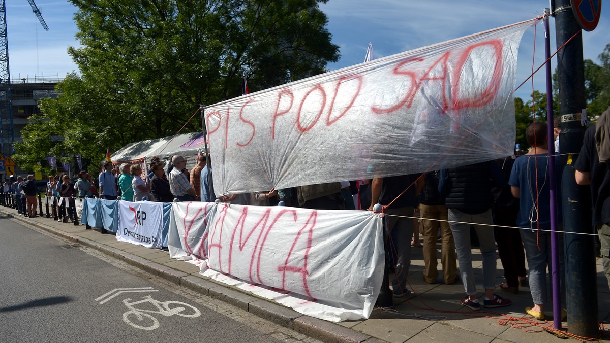 Blisko siedem tysięcy osób zadeklarowało udział w proteście przeciwko zmianom w sądownictwie, przeprowadzanym przez PiS. Manifestacja, organizowana przez Komitet Obrony Demokracji, planowana jest w niedzielę przed gmachem Sejmu w Warszawie. Z kolei Obywatele RP organizują pikietę przed siedzibą TVP pod hasłem "Blokujemy propagandę".