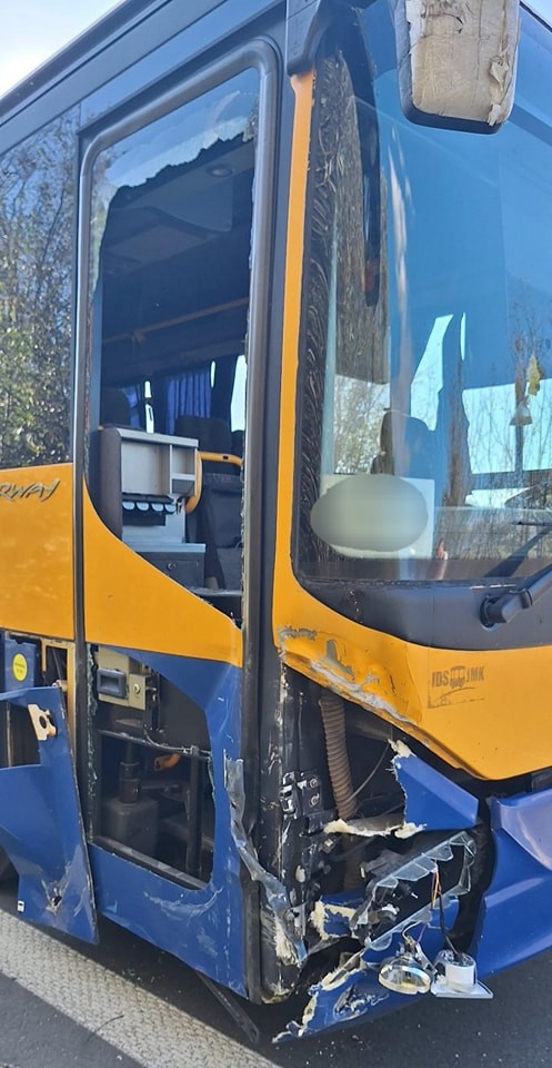 Na Záhorí sa zrazili dva autobusy a auto.