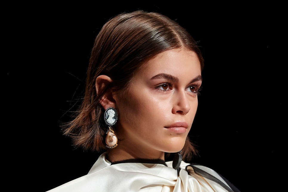 Cindy Crawford lánya, Kaia Gerber modellként csodálatos karriert futott be az elmúlt években, és sikerült kilépnie édesanyja árnyékából