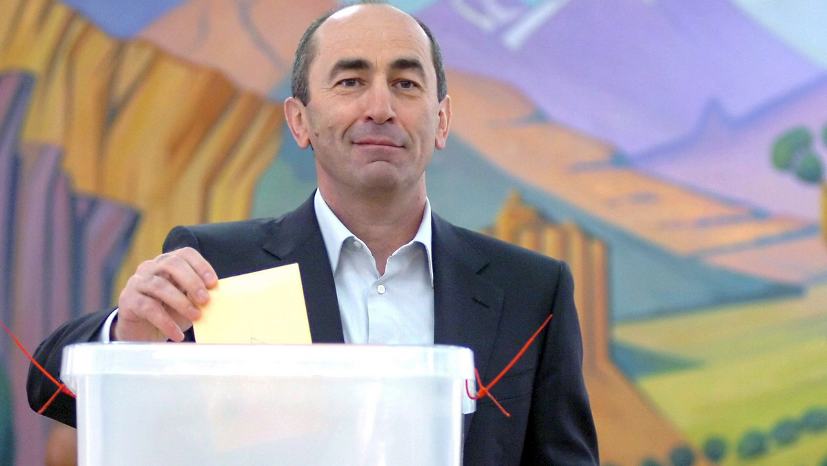 Były prezydent Armenii Robert Koczarian został aresztowany na dwa miesiące pod zarzutem złamania konstytucji w związku ze stłumieniem demonstracji w Erywaniu w 2008 r. Oskarżonego wraz z nim gen. Jurija Chaczaturowa wypuszczono za kaucją.
