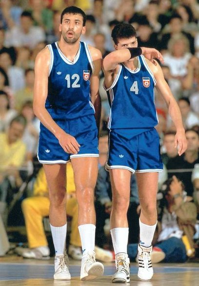 Vlade Divac i Dražen Petrović w trakcie mistrzostw świata w 1990 r.